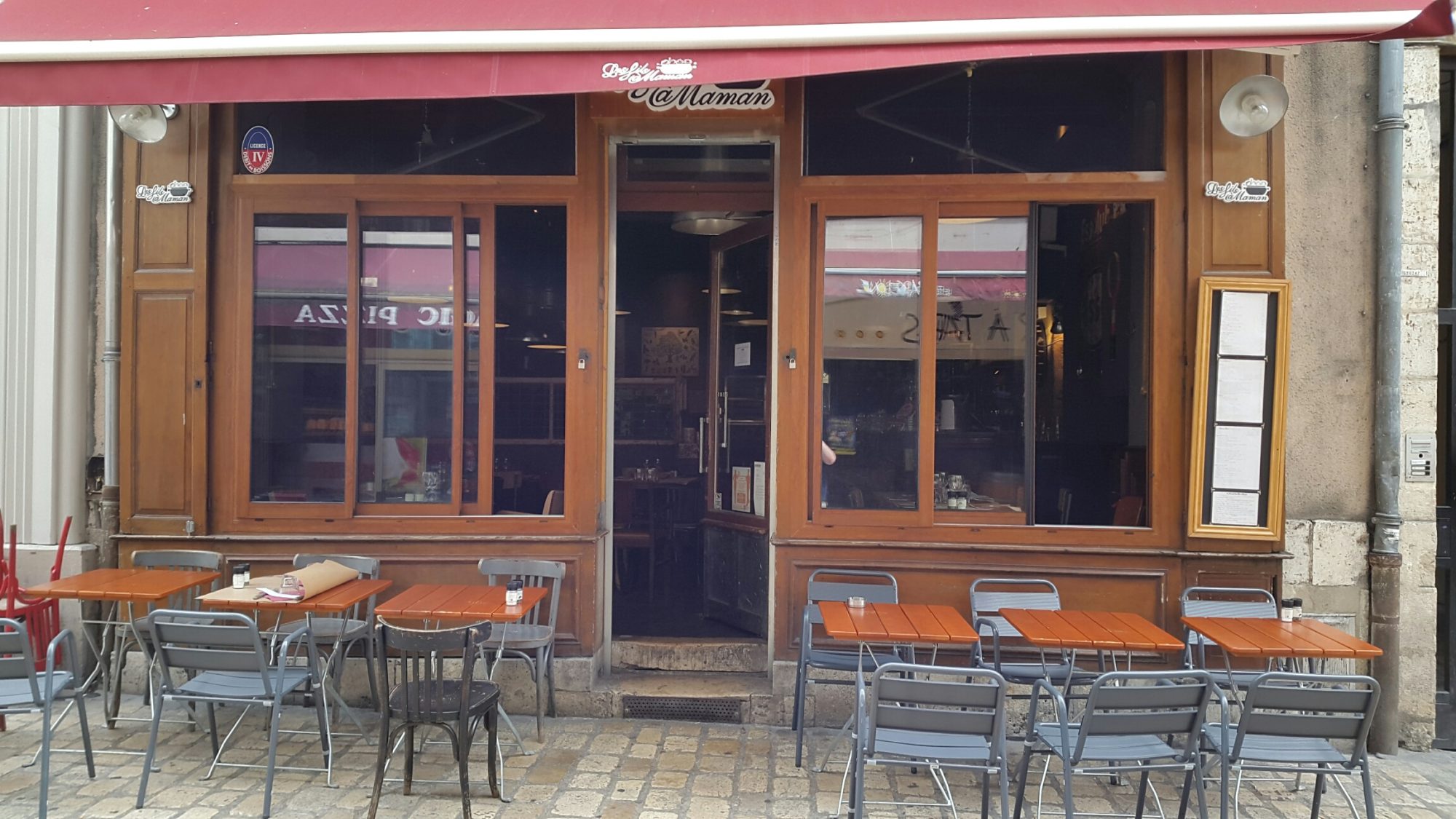 Salle ou terrasse de restaurant à Orléans